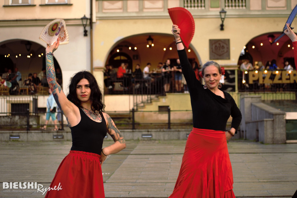 Flashmob Flamneco w strugach deszczu