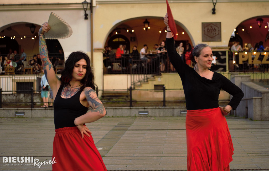Flashmob Flamneco w strugach deszczu