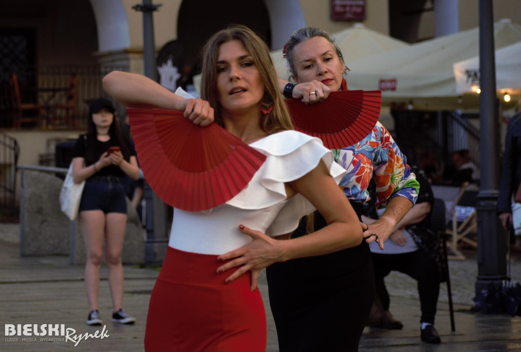 Flashmob Flamneco w strugach deszczu