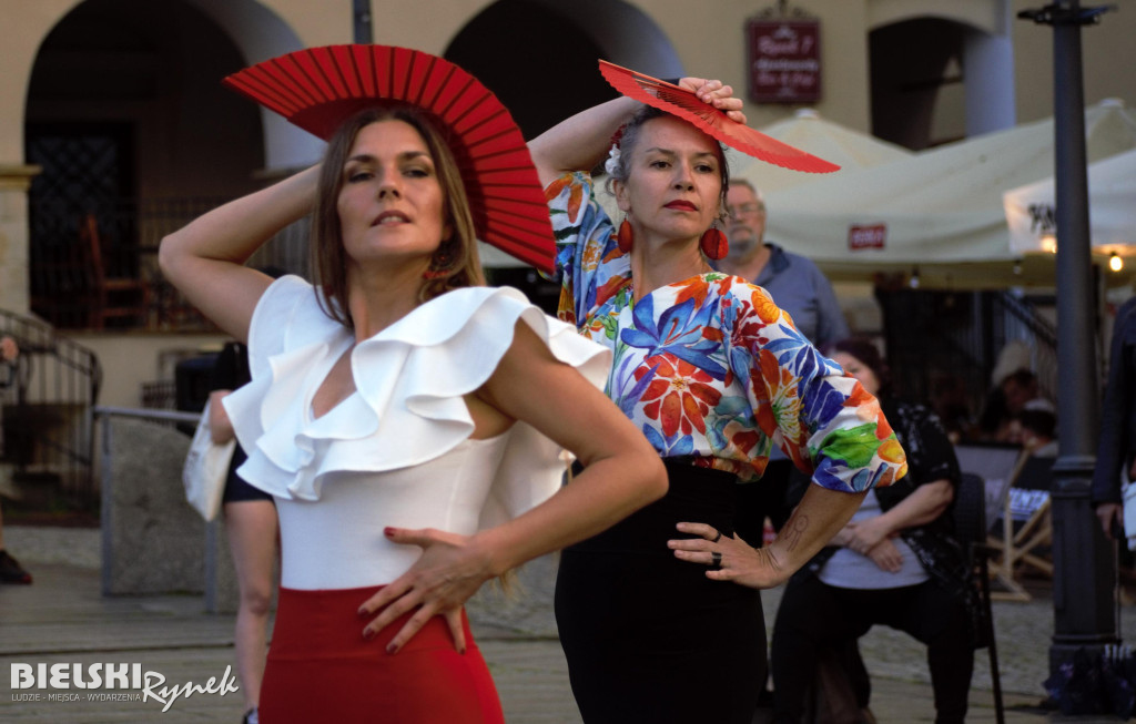 Flashmob Flamneco w strugach deszczu