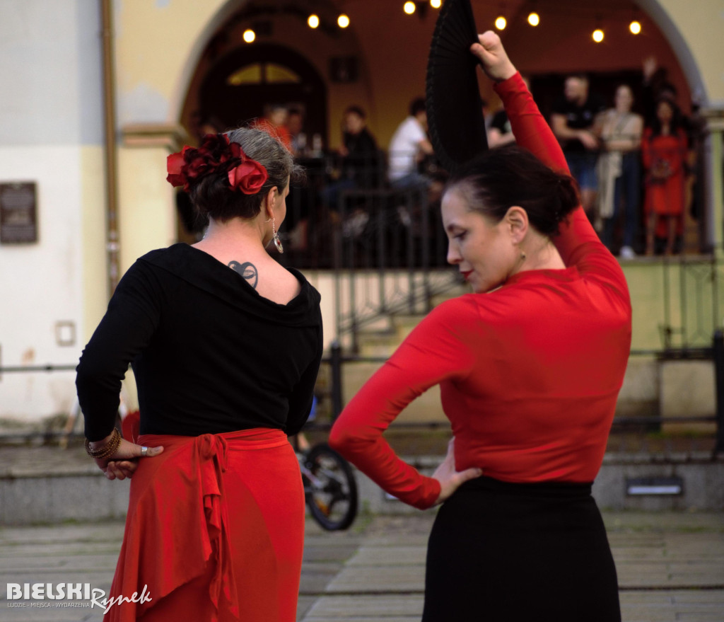 Flashmob Flamneco w strugach deszczu