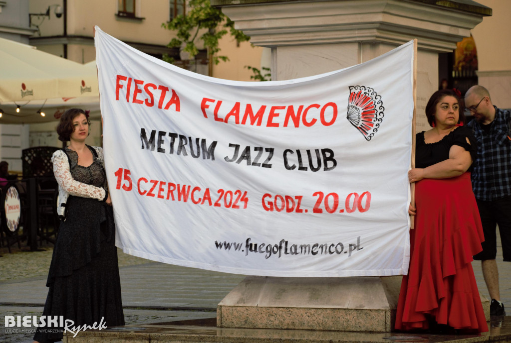 Flashmob Flamneco w strugach deszczu