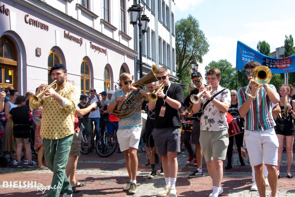 Parada Nowoorleańska w swingowych tradycjach jazzu