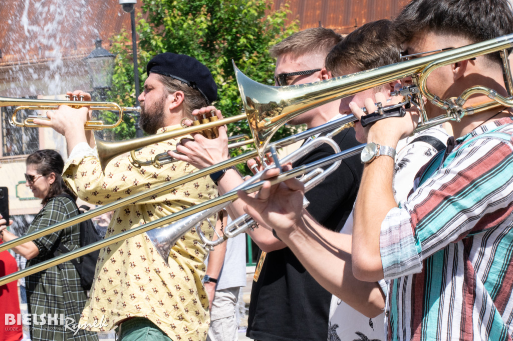 Parada Nowoorleańska w swingowych tradycjach jazzu