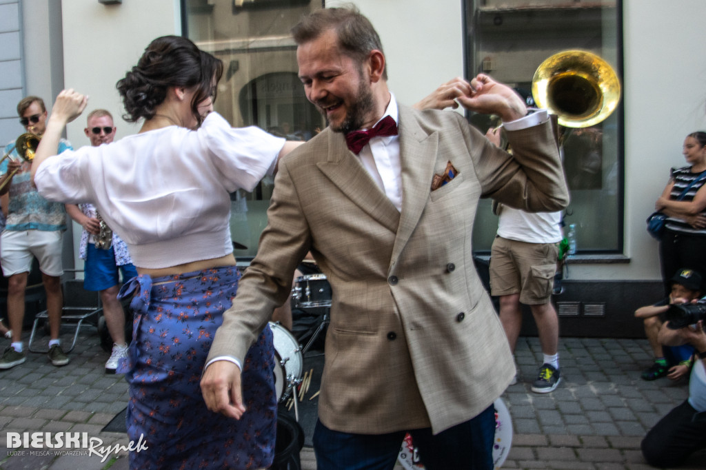 Parada Nowoorleańska w swingowych tradycjach jazzu
