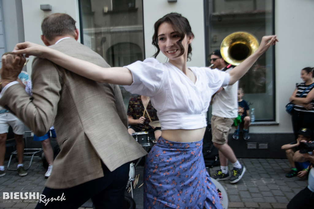 Parada Nowoorleańska w swingowych tradycjach jazzu