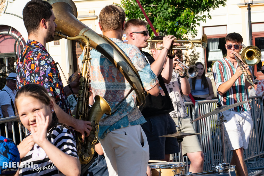 Parada Nowoorleańska w swingowych tradycjach jazzu