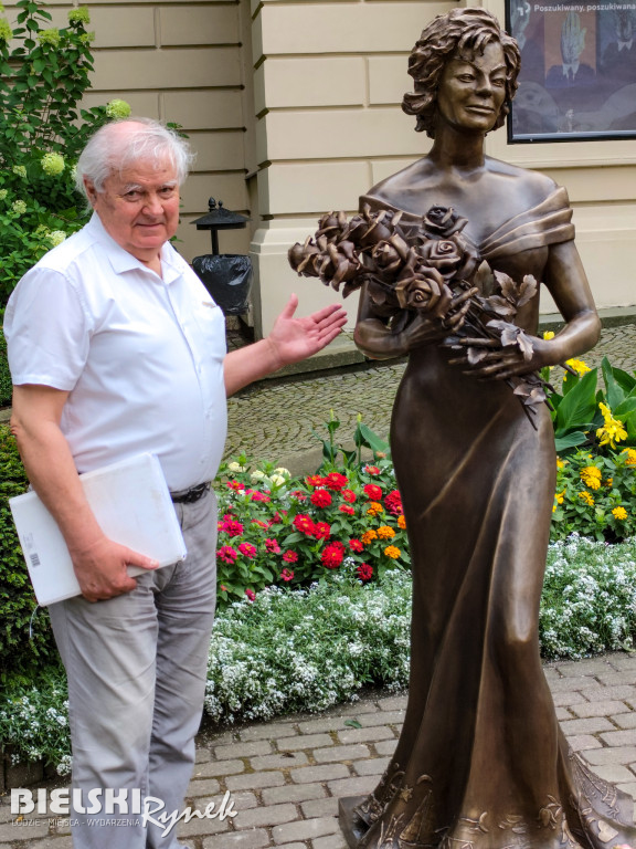 Przywitaj się z Marią Koterbską przed Teatrem Polskim