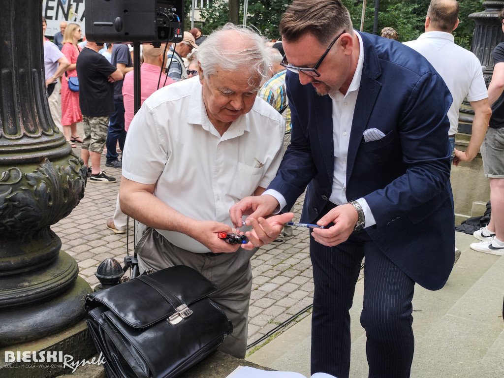 Przywitaj się z Marią Koterbską przed Teatrem Polskim