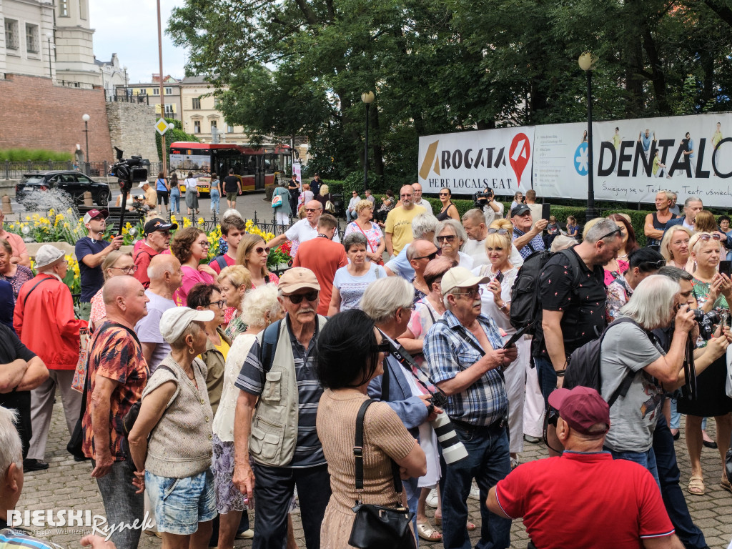 Przywitaj się z Marią Koterbską przed Teatrem Polskim