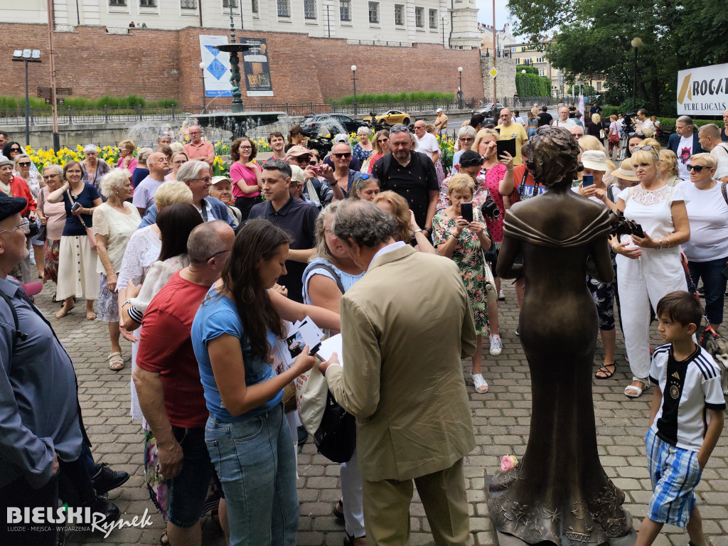 Przywitaj się z Marią Koterbską przed Teatrem Polskim