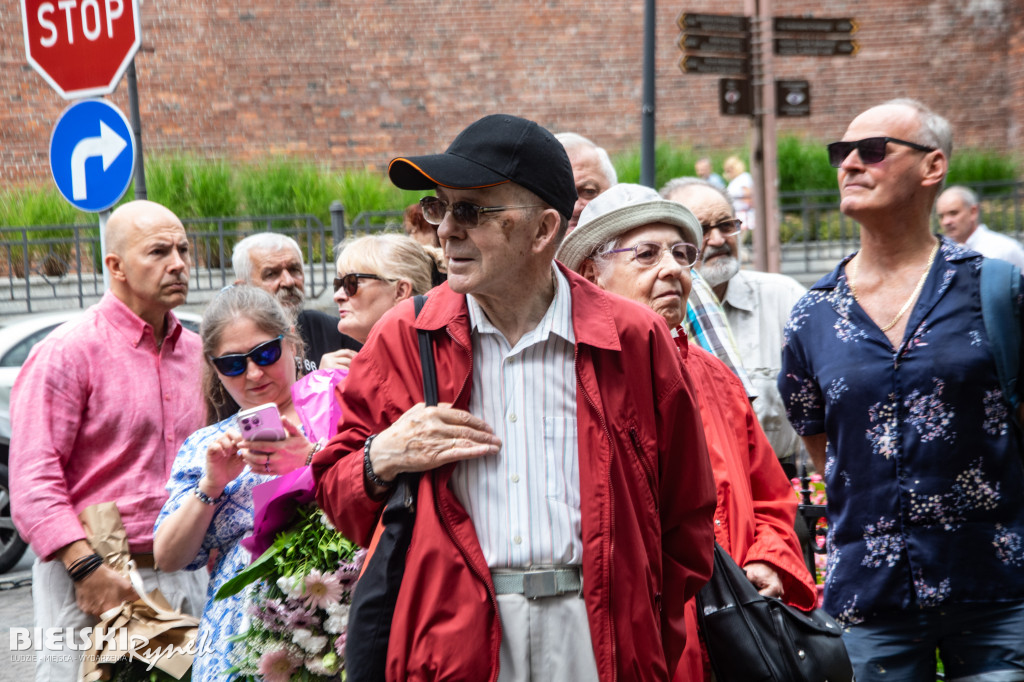 Przywitaj się z Marią Koterbską przed Teatrem Polskim