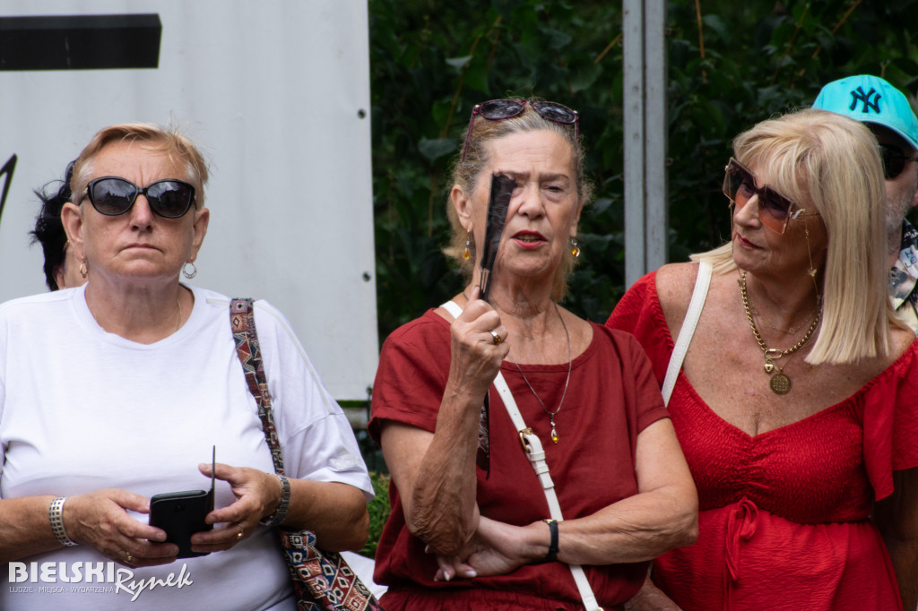 Przywitaj się z Marią Koterbską przed Teatrem Polskim