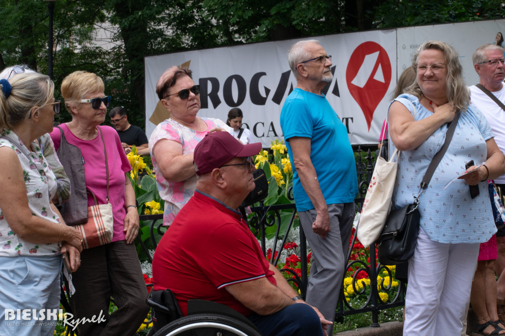 Przywitaj się z Marią Koterbską przed Teatrem Polskim