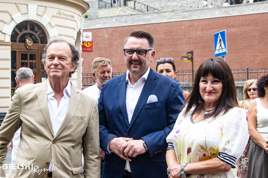 Przywitaj się z Marią Koterbską przed Teatrem Polskim
