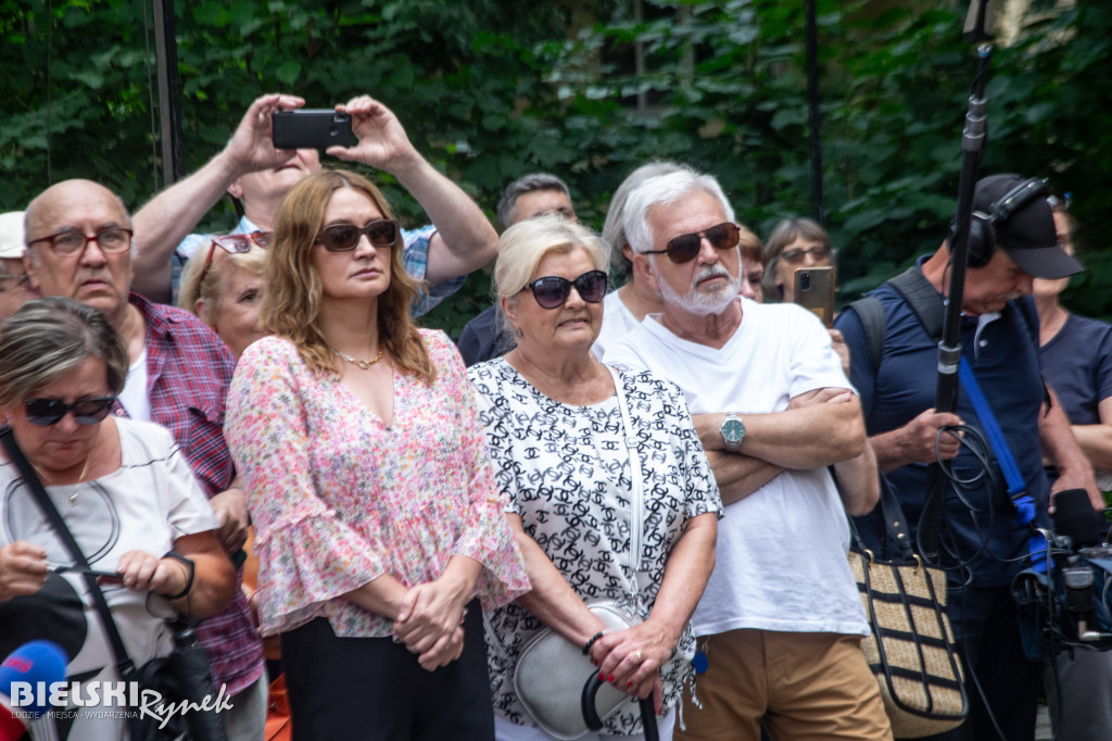 Przywitaj się z Marią Koterbską przed Teatrem Polskim