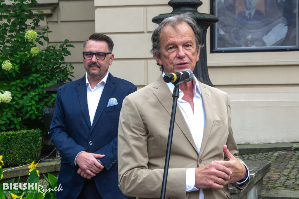 Przywitaj się z Marią Koterbską przed Teatrem Polskim