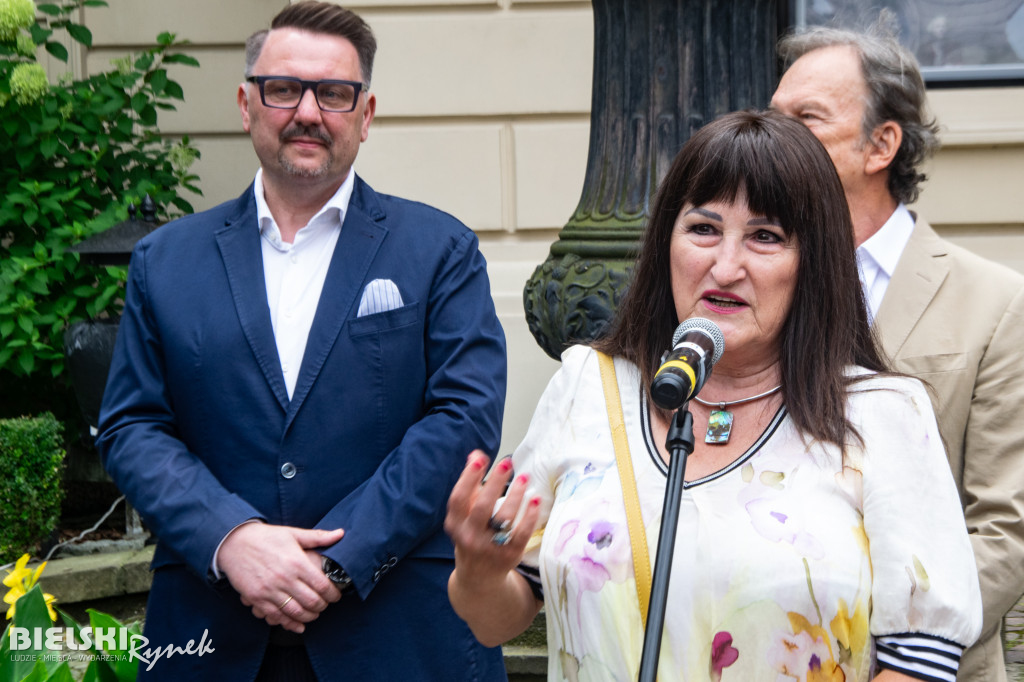 Przywitaj się z Marią Koterbską przed Teatrem Polskim