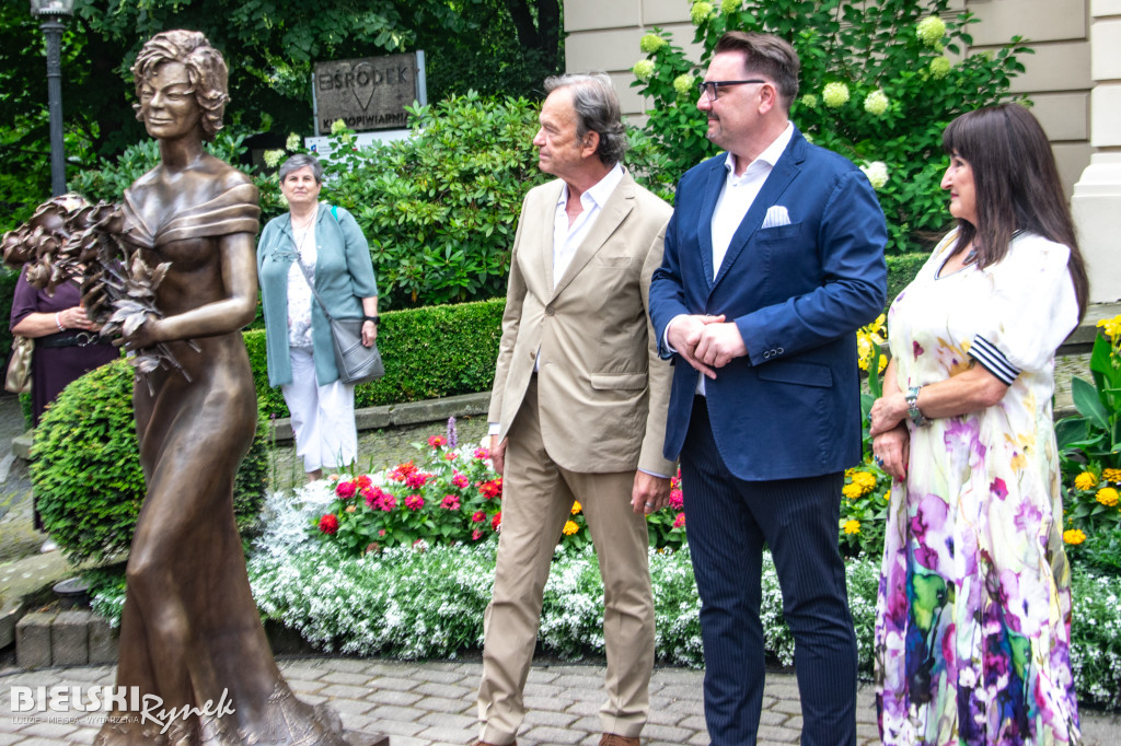 Przywitaj się z Marią Koterbską przed Teatrem Polskim