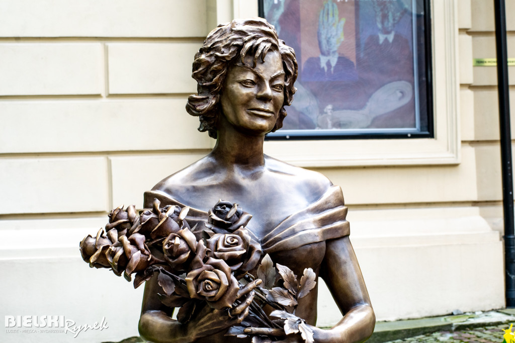 Przywitaj się z Marią Koterbską przed Teatrem Polskim