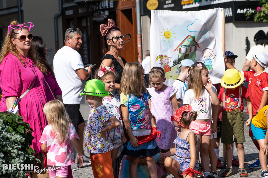 Seniorzy i przedszkolaki przeszli w paradzie