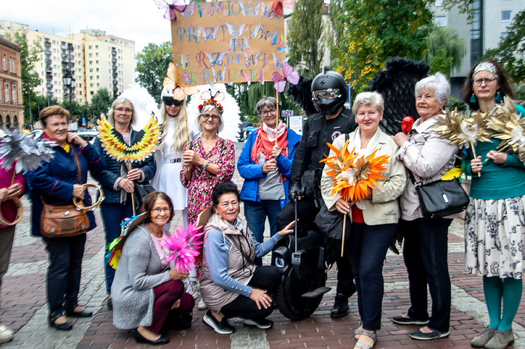 Uskrzydleni seniorzy przeszli ulicami miasta