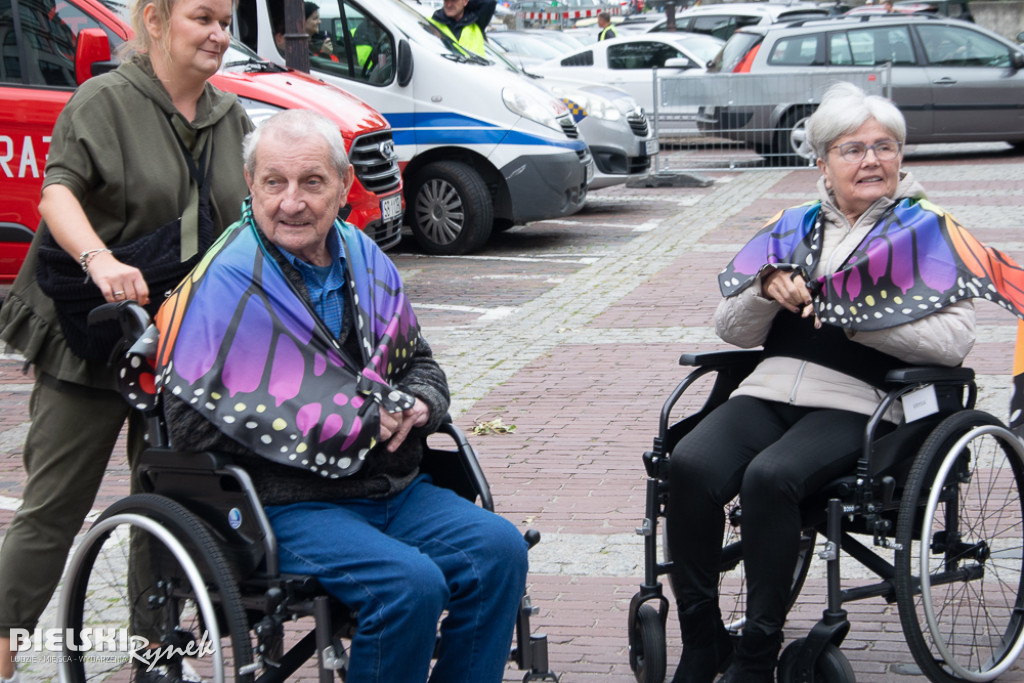 Uskrzydleni seniorzy przeszli ulicami miasta