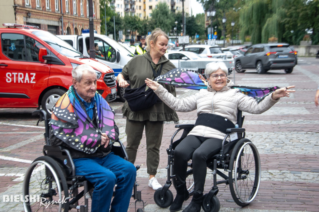 Uskrzydleni seniorzy przeszli ulicami miasta