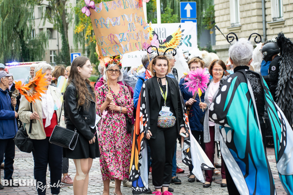 Uskrzydleni seniorzy przeszli ulicami miasta