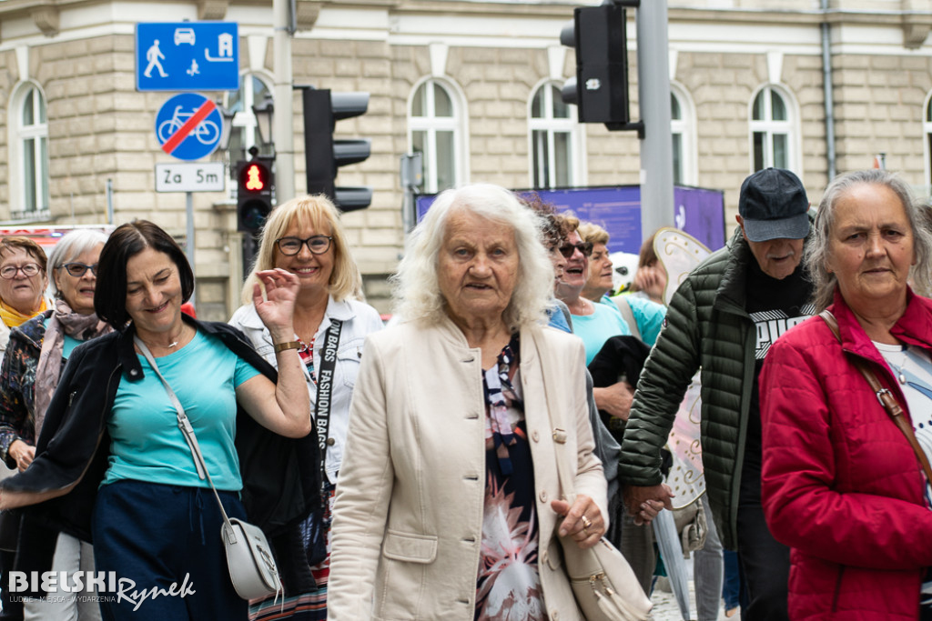 Uskrzydleni seniorzy przeszli ulicami miasta