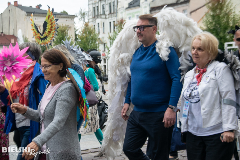 Uskrzydleni seniorzy przeszli ulicami miasta