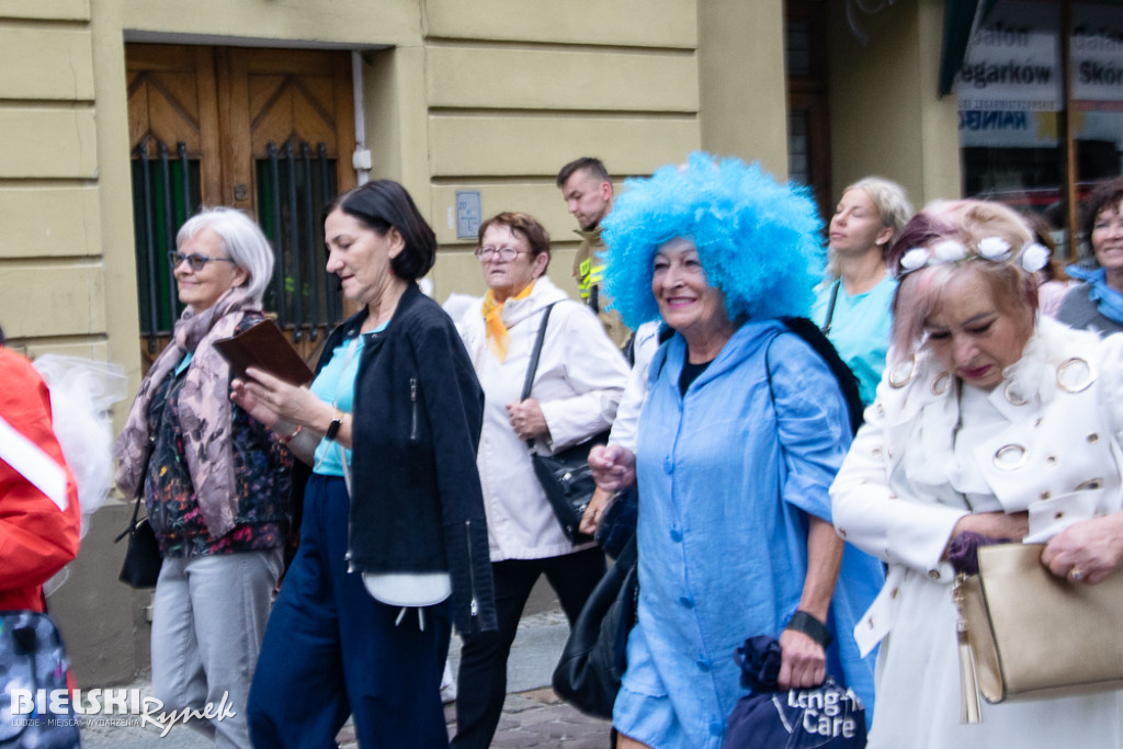 Uskrzydleni seniorzy przeszli ulicami miasta