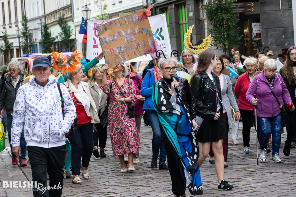 Uskrzydleni seniorzy przeszli ulicami miasta