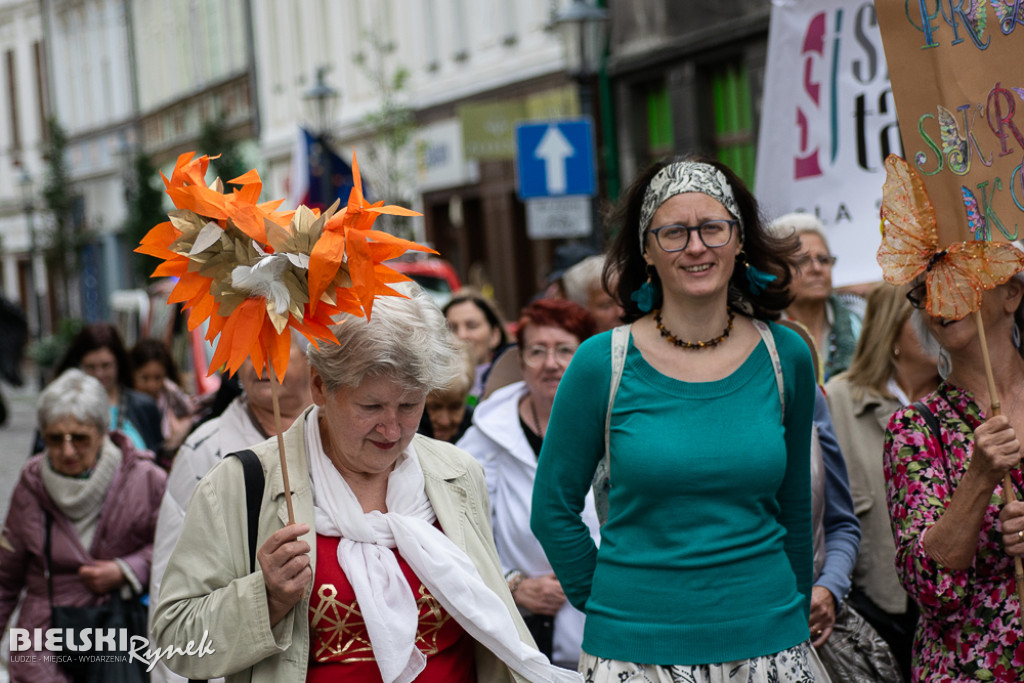 Uskrzydleni seniorzy przeszli ulicami miasta