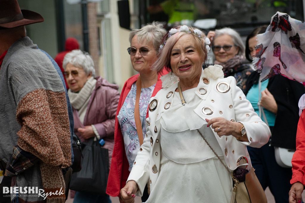 Uskrzydleni seniorzy przeszli ulicami miasta