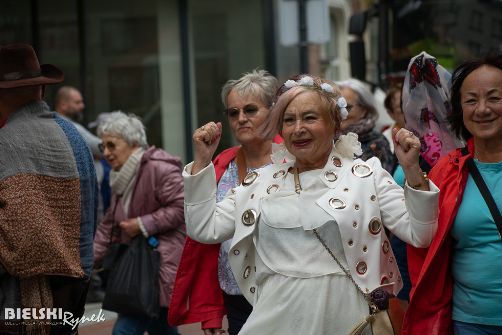 Uskrzydleni seniorzy przeszli ulicami miasta