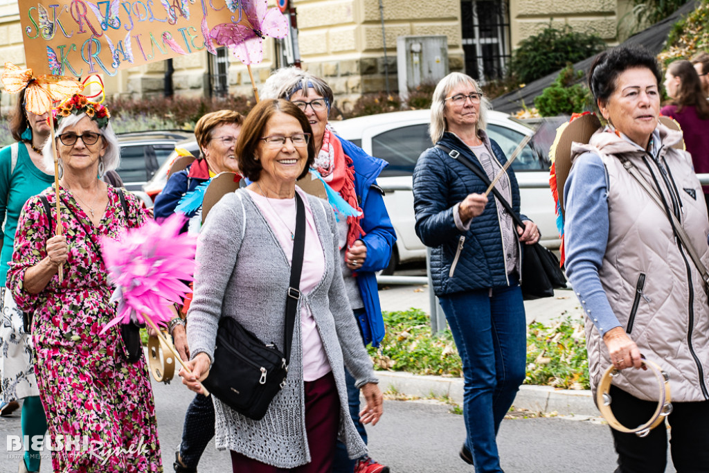 Uskrzydleni seniorzy przeszli ulicami miasta