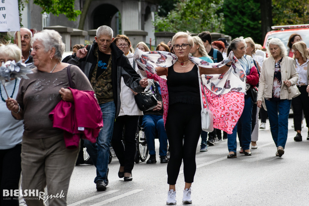 Uskrzydleni seniorzy przeszli ulicami miasta