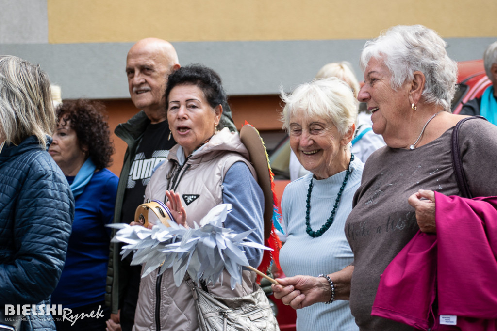 Uskrzydleni seniorzy przeszli ulicami miasta