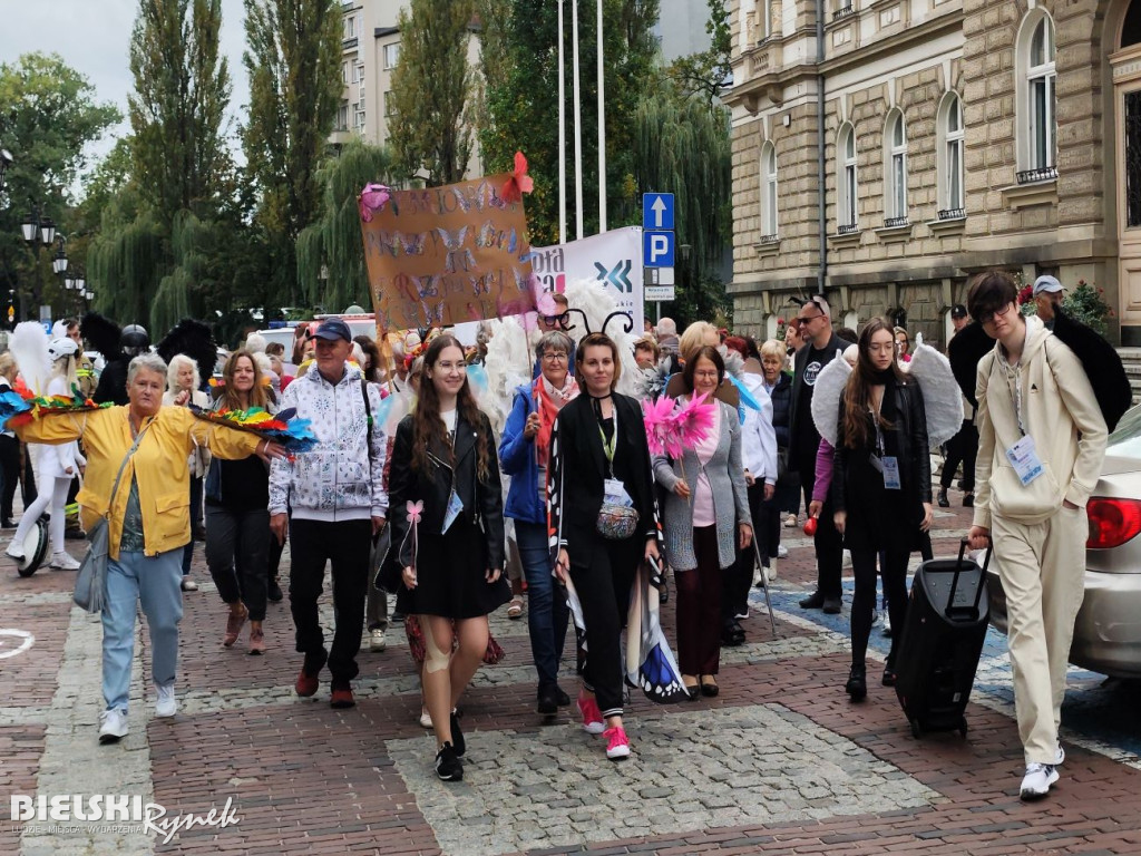 Uskrzydleni seniorzy przeszli ulicami miasta