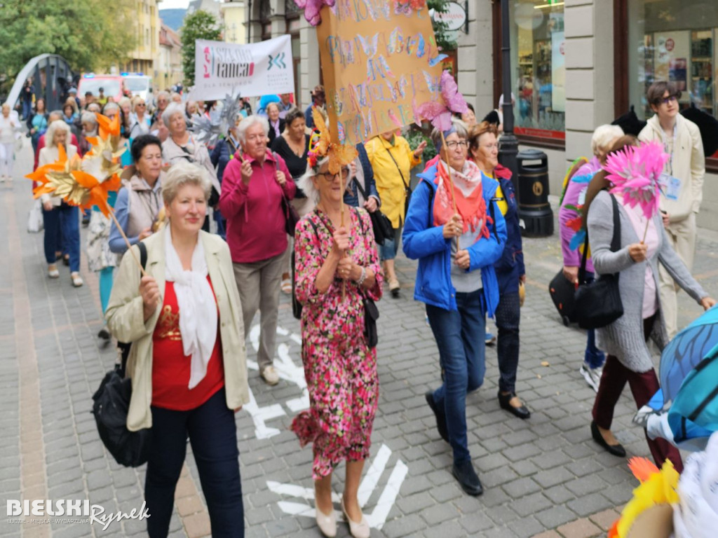 Uskrzydleni seniorzy przeszli ulicami miasta