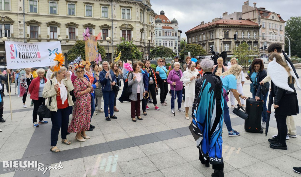 Uskrzydleni seniorzy przeszli ulicami miasta