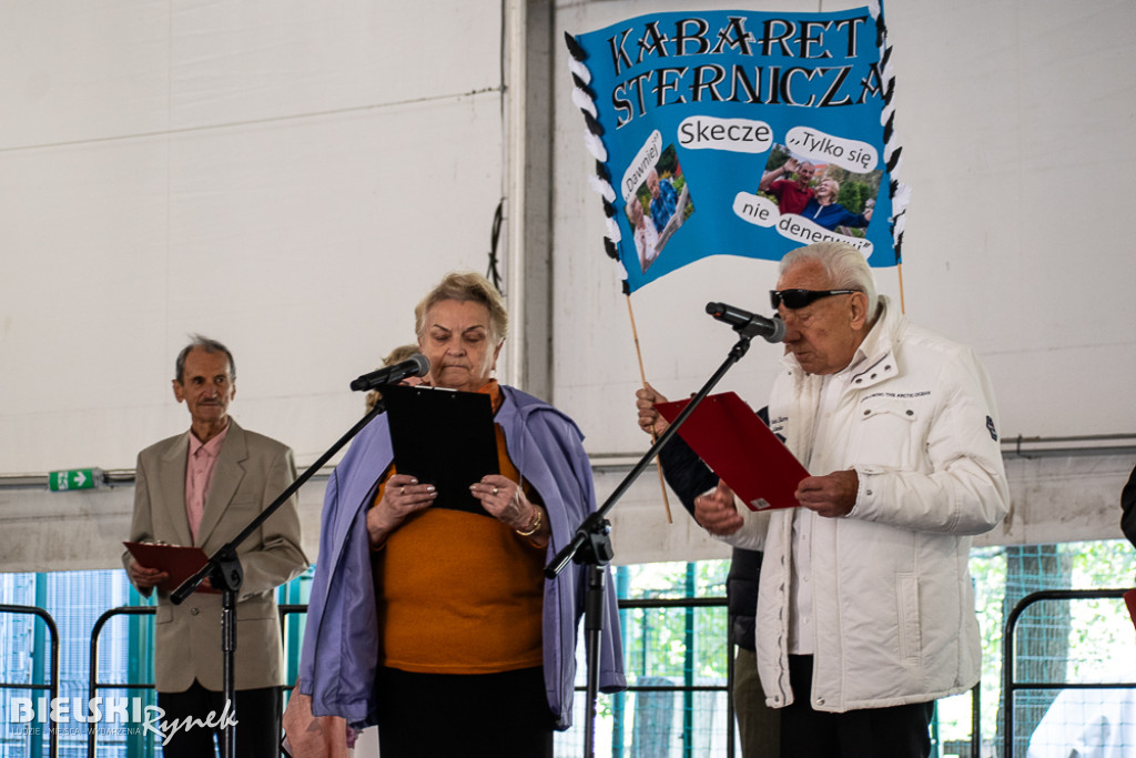 Seniorzy bawią się na pikniku w parku Słowackiego