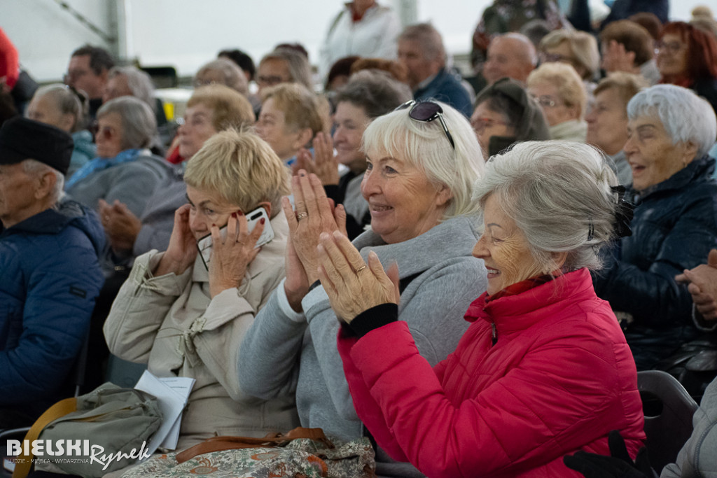 Seniorzy bawią się na pikniku w parku Słowackiego