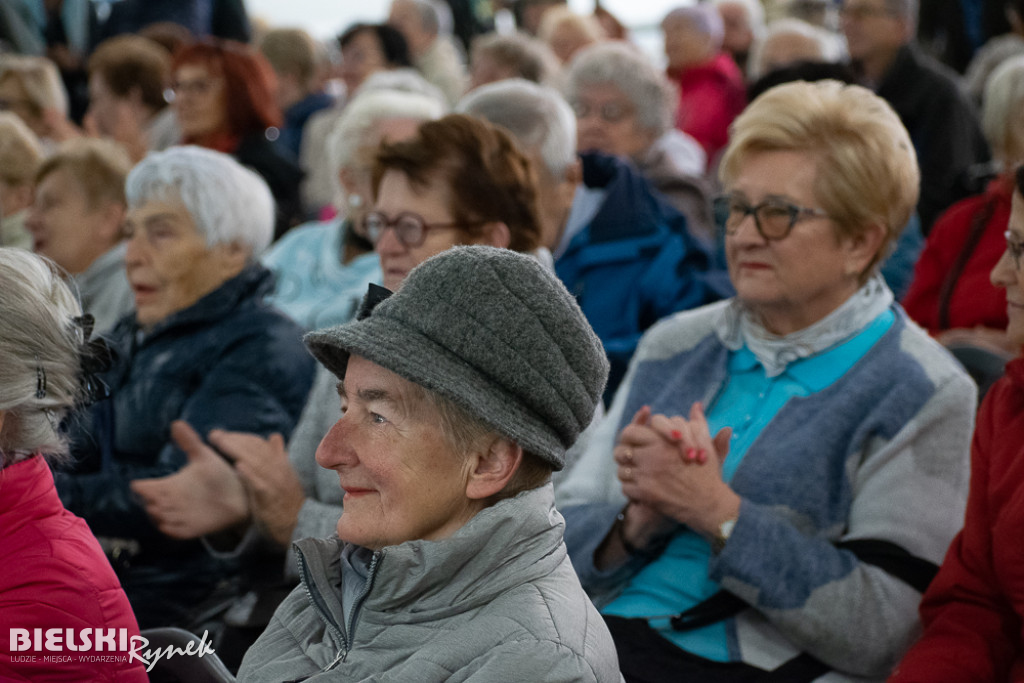 Seniorzy bawią się na pikniku w parku Słowackiego
