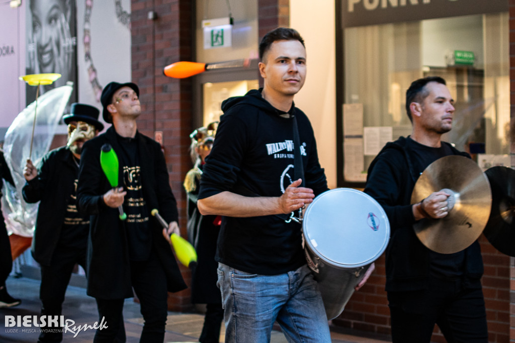 Parada festiwalowa przeszła głównym deptakiem