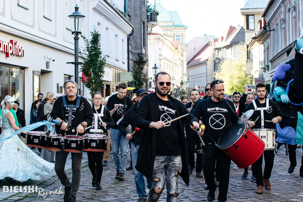 Parada festiwalowa przeszła głównym deptakiem