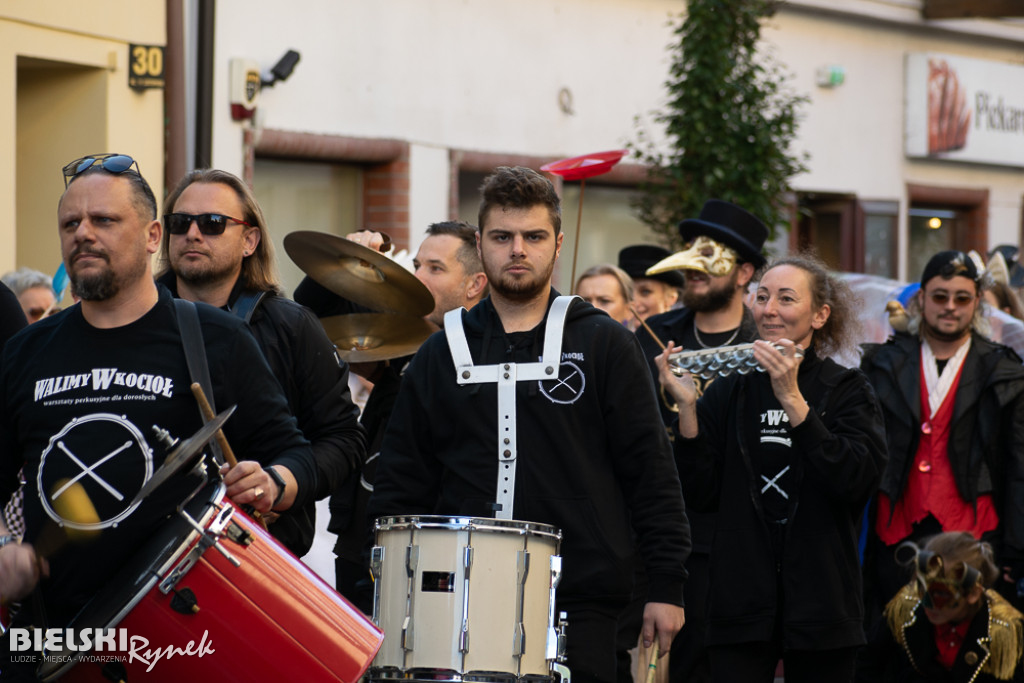 Parada festiwalowa przeszła głównym deptakiem