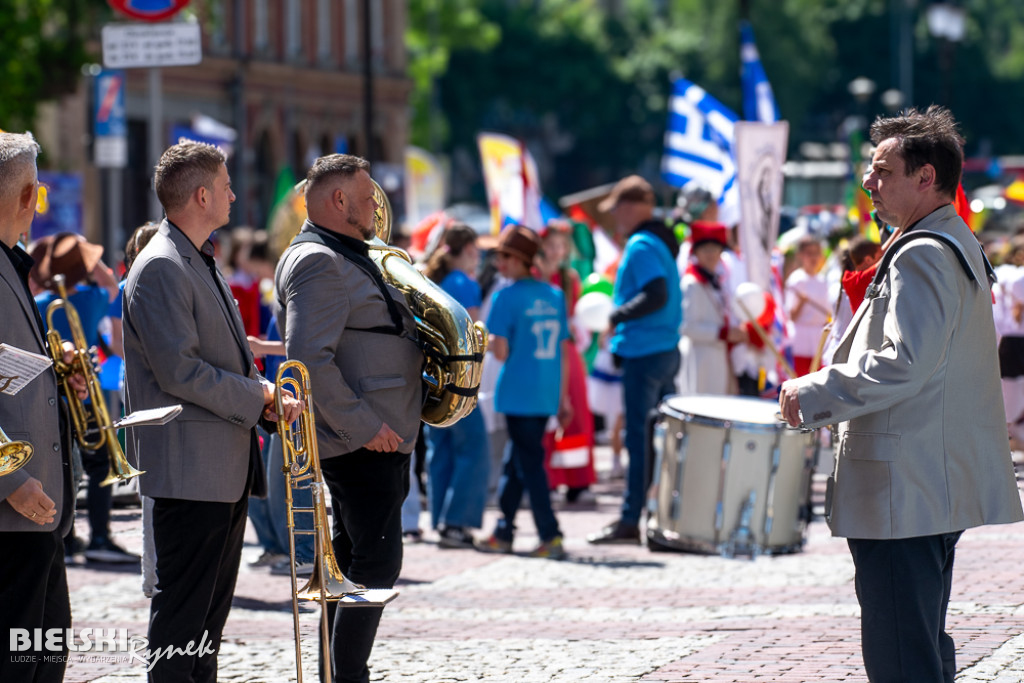 Barwny korowód podczas DNI BEZPIECZEŃSTWA, KULTURY RUCHU I RATOWNICTWA DROGOWEGO