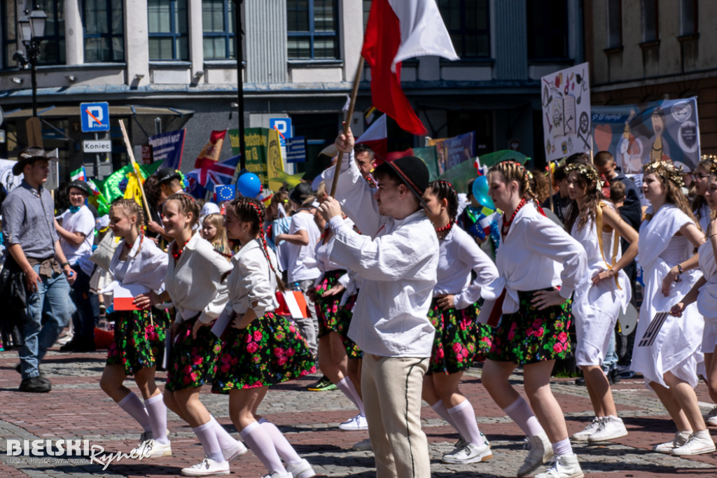 Barwny korowód podczas DNI BEZPIECZEŃSTWA, KULTURY RUCHU I RATOWNICTWA DROGOWEGO